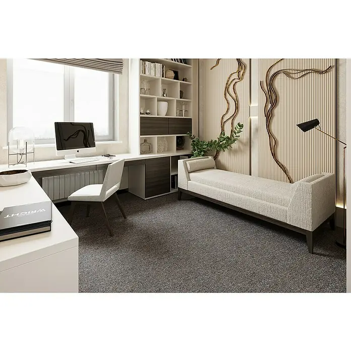 Teppichfliese Solid - Schlinge, 100 % Polyamid SDN, Braun - Das Bild zeigt ein elegantes Heimbüro mit einem weißen Schreibtisch, einem bequemen Sofa und einem stilvollen Bücherregal, perfekt für konzentriertes Arbeiten.