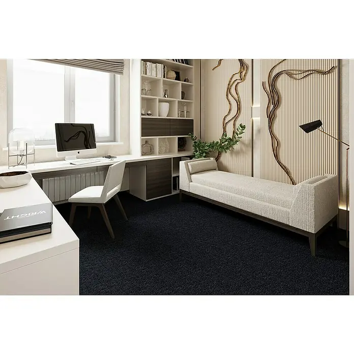 Teppichfliese Solid - Schlinge, 100 % Polyamid SDN, Anthrazit - Das Bild zeigt ein modernes Heimbüro mit einem stilvollen weißen Schreibtisch, einem bequemen Tagesbett und einem eleganten schwarzen Teppich.