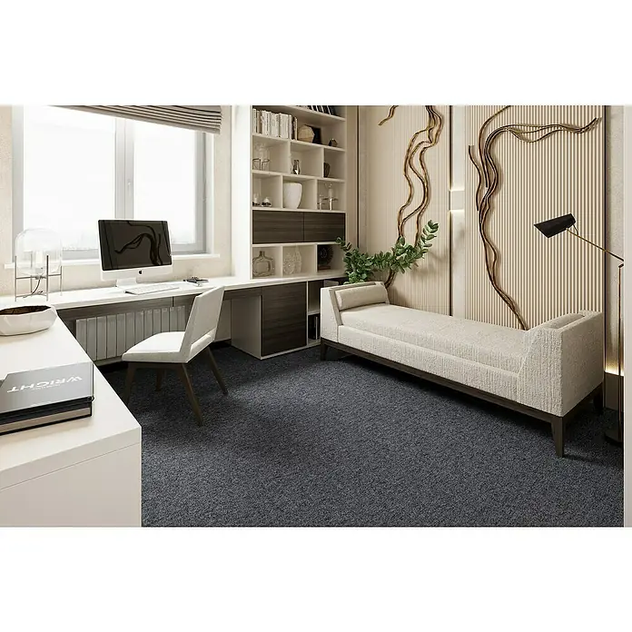 Teppichfliese Solid - Schlinge, 100 % Polyamid SDN, Grau - Elegantes Interieur mit einem komfortablen Tagesbett, einem Schreibtisch mit PC und einem stilvollen Bücherregal. Der dunkle Teppich sorgt für Wärme.