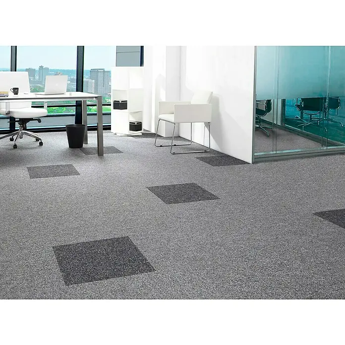 Teppichfliese Lindau - Nadelfilz, 100 % Polypropylen, Anthrazit - Büroraum mit grauem Teppichboden und dunkleren quadratischen Akzenten, der eine moderne und professionelle Atmosphäre schafft.