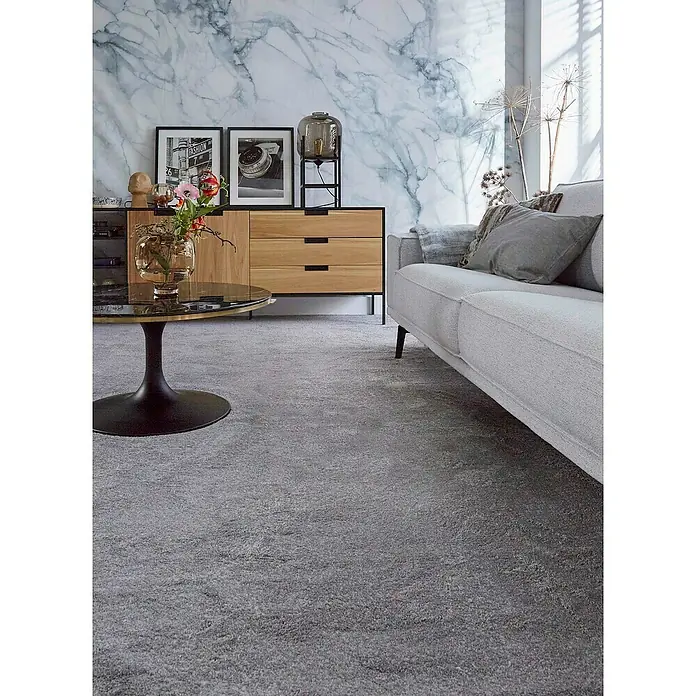 Teppichfliese Amazing - Hochflor, 100 % Polyester, Hellgrau - Wohnzimmer mit modernem grauen Teppich, der für Komfort und Stil sorgt. Der Teppich ergänzt die Einrichtung des Raumes perfekt.