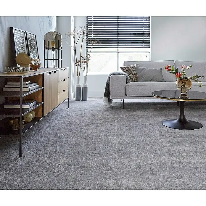 Teppichfliese Amazing - Hochflor, 100 % Polyester, Hellgrau - Ein modernes Wohnzimmer mit grauem Teppich, Sideboard, Sofa und Couchtisch schafft eine stilvolle und komfortable Atmosphäre.