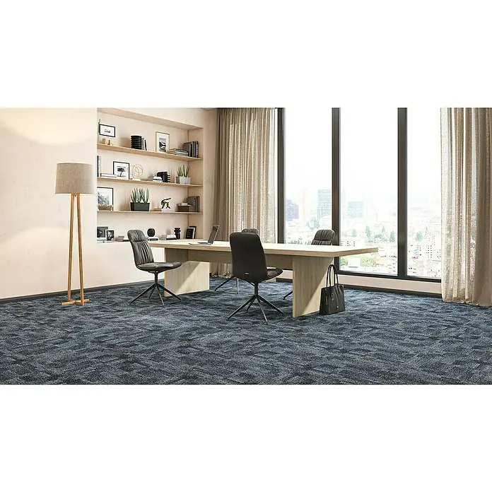Teppichfliese Santo - 50 x 50 cm, Schlinge, 100 % Polypropylen, Grau - Büro-Innenraum mit blau gemustertem Teppichboden, Konferenztisch mit Stühlen, Bücherregal und bodenlanger Fensterfront mit Vorhängen.