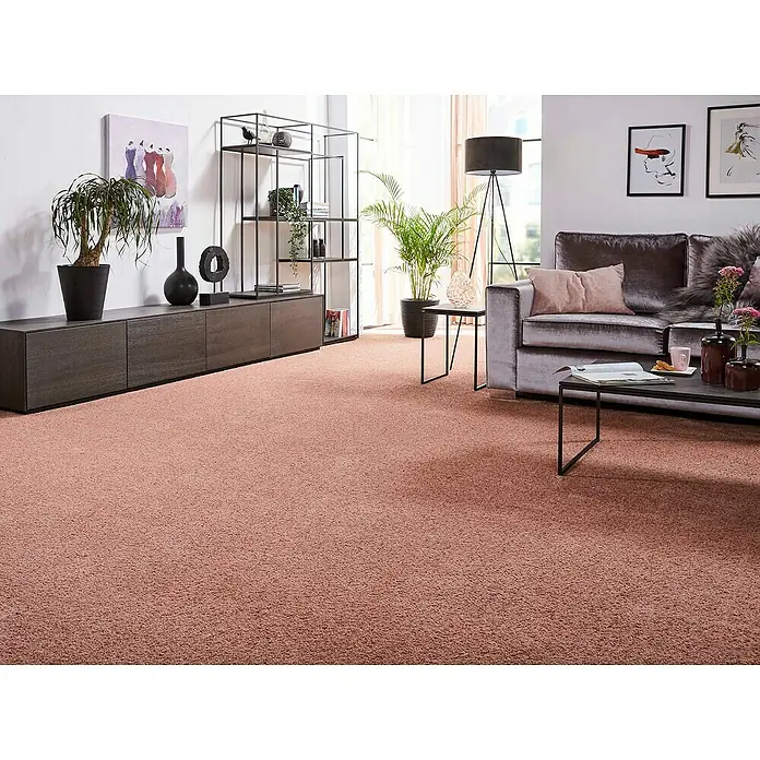 Teppichfliese Amazing - Hochflor, 100 % Polyester, Rotbraun - Wohnzimmer mit großflächigem, einfarbigem Teppich in sanftem Rotton, der dem Raum Wärme und Komfort verleiht. Das elegante Design fügt sich nahtlos ein.