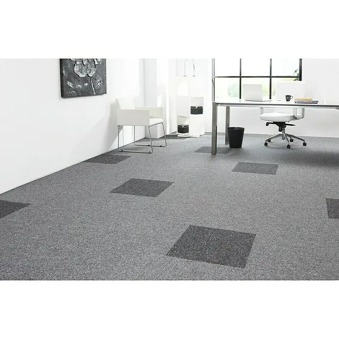 Teppichfliese Lindau - Nadelfilz, 100 % Polypropylen, Anthrazit - Ein modernes Büro mit quadratischen Teppichfliesen in Grau, die ein stilvolles und funktionales Designelement darstellen.