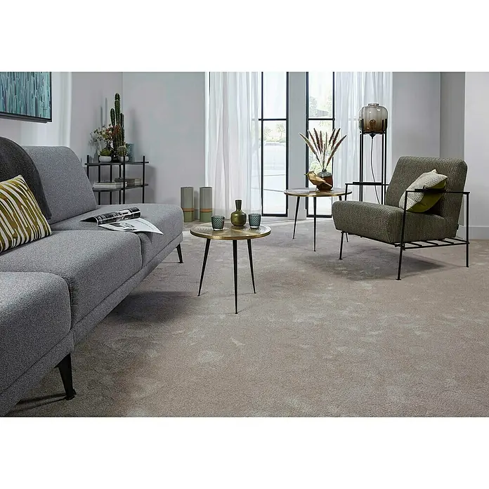 Teppichfliese Amazing - Hochflor, 100 % Polyester, Beige - Elegantes Wohnzimmer mit einem grauen Sofa, Sessel und Teppich. Die Möbel sind modern und stilvoll.