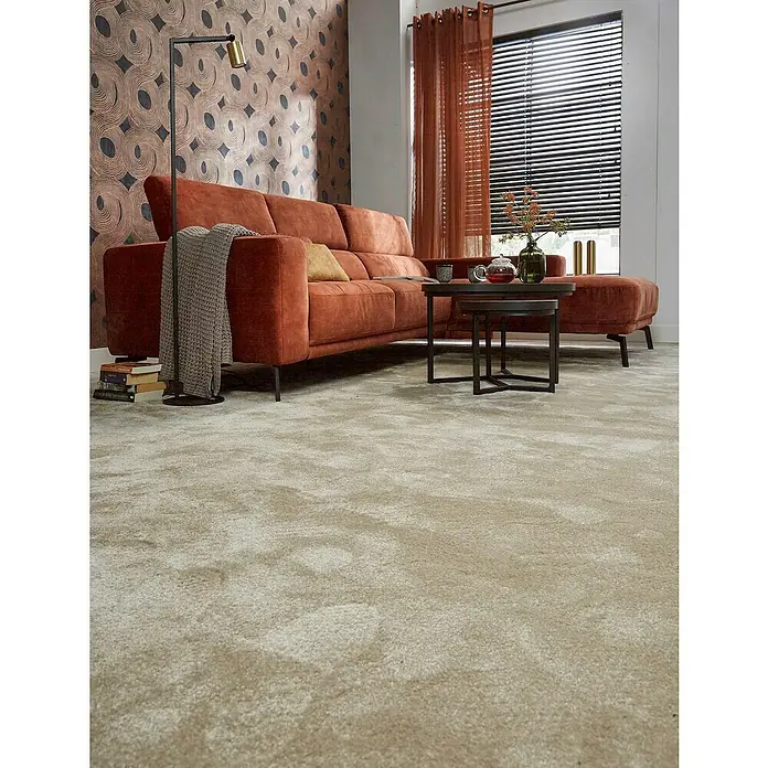 Teppichfliese Amazing - Hochflor, 100 % Polyester, Hellbraun - Nahaufnahme eines Wohnzimmers mit einem orangefarbenen Sofa, einem Couchtisch und einem Teppich.