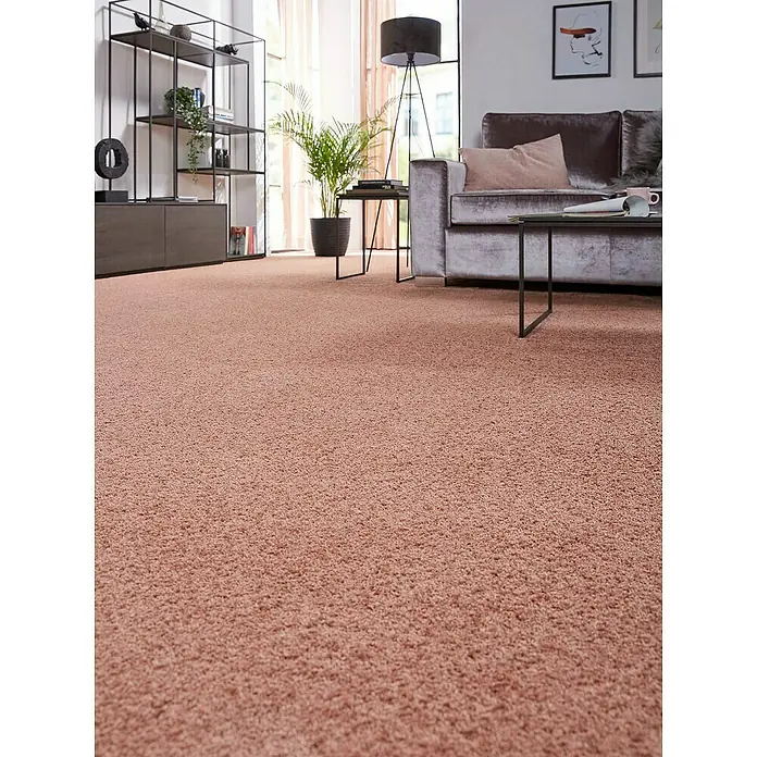 Teppichfliese Amazing - Hochflor, 100 % Polyester, Rotbraun - Nahaufnahme eines weichen, rosa Teppichs in einem stilvollen Wohnzimmer mit modernen Möbeln.