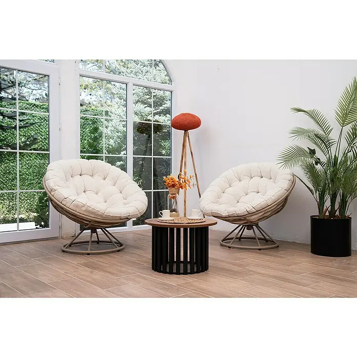 Tischbein CITYLINE Braga - Durchmesser: 44 cm, Höhe: 35 cm, Schwarz - Zwei gemütliche Sessel mit runden Kissen und ein stilvoller Tisch mit Blumen und einer Lampe in einem hellen Raum.