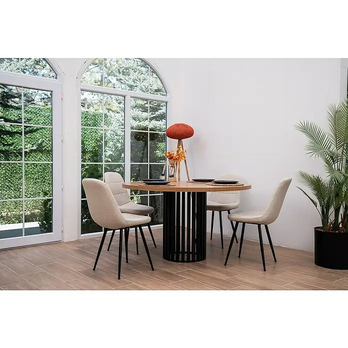 Tischbein CITYLINE Porto - Durchmesser: 60 cm, Höhe: 72 cm, Schwarz - Ein runder Esstisch mit vier Stühlen in einem hellen Raum mit großen Fenstern. Der Tisch hat eine Holzplatte und ein schwarzes,lattenförmiges Untergestell.