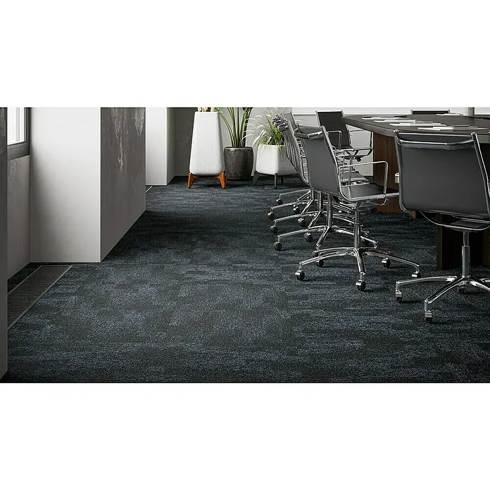 Teppichfliese Santo - 50 x 50 cm, Schlinge, 100 % Polypropylen, Dunkelblau - Ein Teppichboden in dunklen Farbtönen mit einem subtilen Muster, ideal für Büros. Er bietet sowohl Stil als auch Funktionalität im Raum.