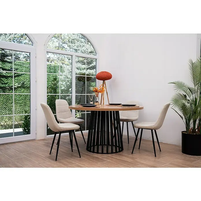 Tischbein CITYLINE Lissabon - Durchmesser: 65 cm, Höhe: 72 cm, Schwarz - Runder Esstisch aus Holz mit schwarzem Metallfuß und vier bequemen Stühlen in einem hellen Raum mit großen Fenstern.