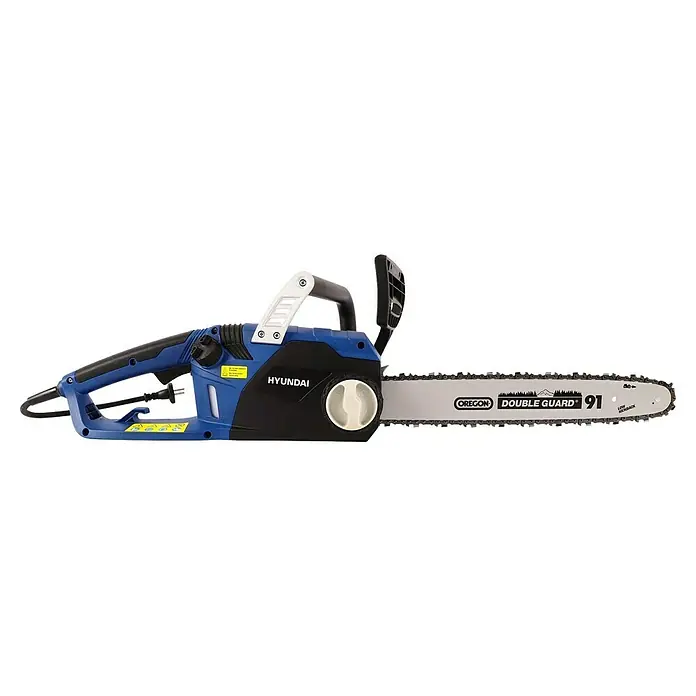Hyundai Elektro-Kettensäge CS2416E - 2.400 W, Schwertlänge: 400 mm - Das Bild zeigt eine Hyundai-Kettensäge mit blauem Gehäuse und Oregon-Schwert. Ideal für Gartenarbeiten und Baumschnitt.