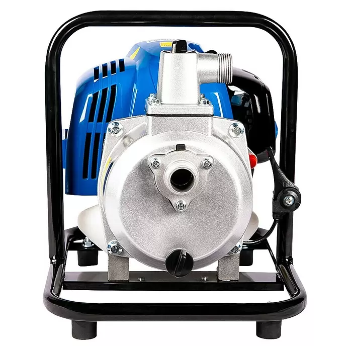 Hyundai Benzinwasserpumpe GWP25052 - 1,35 kW, Max. Fördermenge: 8.000 l/h - Blaue und silberne Wasserpumpe mit schwarzem Schutzrahmen, von vorne gesehen, mit Ein-/Auslassöffnungen.