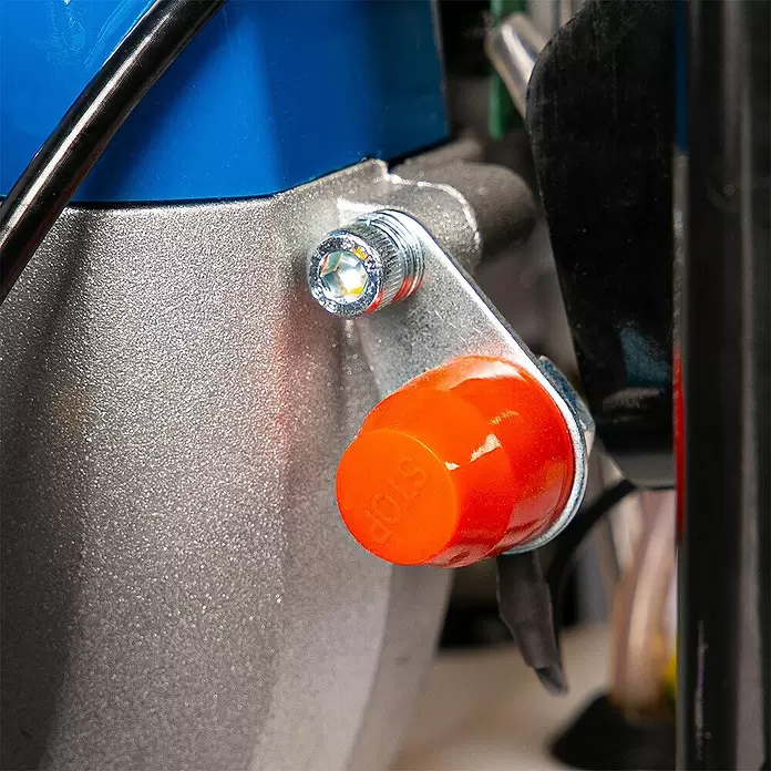 Hyundai Benzinwasserpumpe GWP25052 - 1,35 kW, Max. Fördermenge: 8.000 l/h - Silberne Metallhalterung mit Innensechskant-Schraube und oranger 'STOP'-Kappe, an einer Maschine montiert.