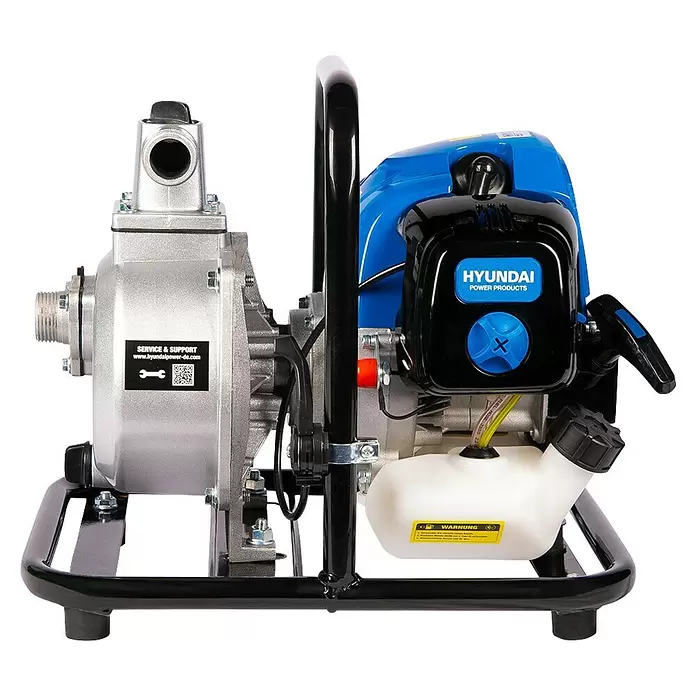 Hyundai Benzinwasserpumpe GWP25052 - 1,35 kW, Max. Fördermenge: 8.000 l/h - Eine silberne und blaue Hyundai Motorwasserpumpe mit schwarzem Rahmen und weißem Kraftstofftank, mit Pumpeneinlass und Motorsteuerung.