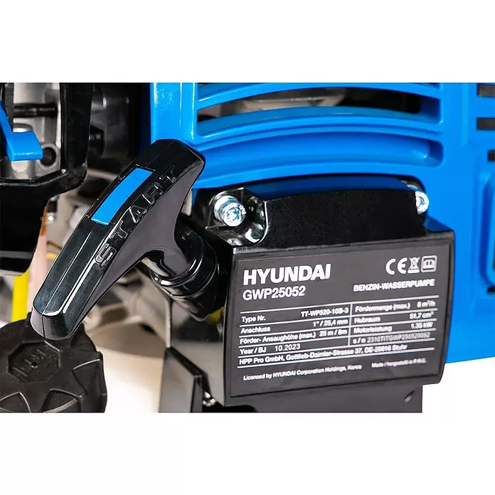 Hyundai Benzinwasserpumpe GWP25052 - 1,35 kW, Max. Fördermenge: 8.000 l/h - Blaue und schwarze Hyundai GWP25052 Benzin-Wasserpumpe mit Seilzugstarter und Produktetikett.