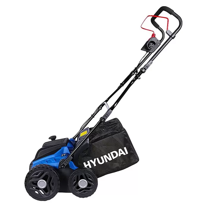Hyundai Elektro-Vertikutierer-Lüfter SC3601E - 1.500 W, Arbeitsbreite: 36 cm - Blauer und schwarzer elektrischer Rasenlüfter mit Hyundai Fangkorb.