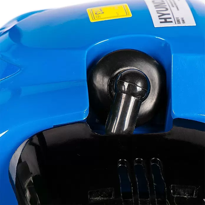 Hyundai Benzinwasserpumpe GWP25052 - 1,35 kW, Max. Fördermenge: 8.000 l/h - Blauer und schwarzer Kunststoffmechanismus mit einem schwarzen Kugelgelenk und Steuerhebel.