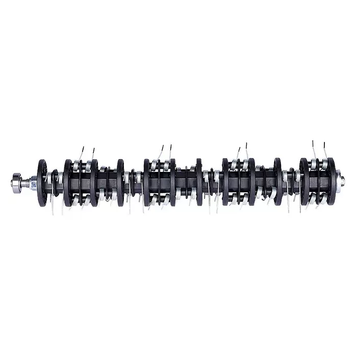 Hyundai Elektro-Vertikutierer-Lüfter SC3601E - 1.500 W, Arbeitsbreite: 36 cm - Schwarze, segmentierte Welle mit zahlreichen silbernen Federn und dünnen Metalldrähten, gesichert durch Endlager und Muttern.