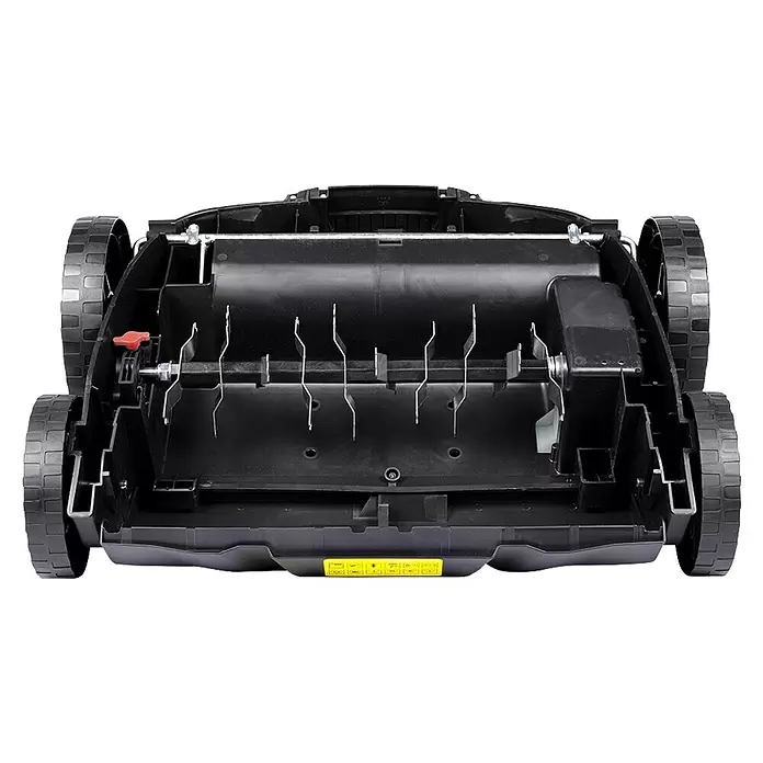 Hyundai Elektro-Vertikutierer-Lüfter SC3601E - 1.500 W, Arbeitsbreite: 36 cm - Unterseite eines schwarzen Rasenlüfters, mit rotierender Welle, Metallvertikutierzinken und robusten Rädern.