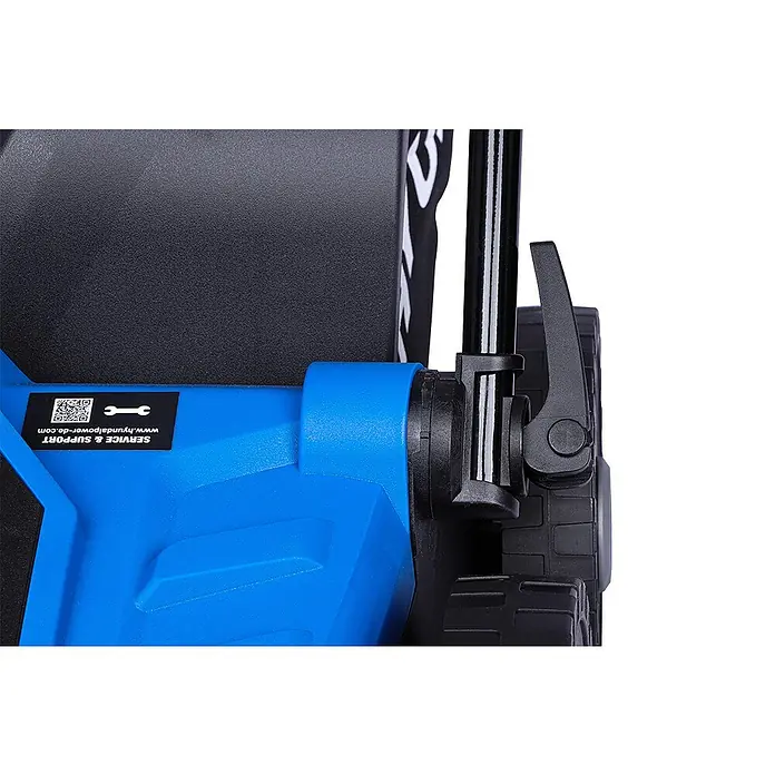 Hyundai Elektro-Vertikutierer-Lüfter SC3601E - 1.500 W, Arbeitsbreite: 36 cm - Nahaufnahme eines blauen Hyundai-Rasenmähers mit schwarzem Griff zur Höhenverstellung und Service-Aufkleber.