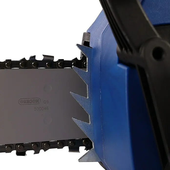 Hyundai Elektro-Kettensäge CS2416E - 2.400 W, Schwertlänge: 400 mm - Nahaufnahme einer blauen Kettensäge mit einer Oregon-Kette, die Details und die Marke hervorhebt.