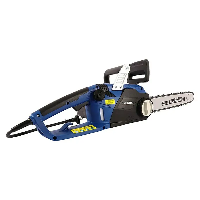 Hyundai Elektro-Kettensäge CS2416E - 2.400 W, Schwertlänge: 400 mm - Nahaufnahme einer blauen und schwarzen Hyundai-Kettensäge mit einer Oregon Double Guard 91 Klinge vor schwarzem Hintergrund.