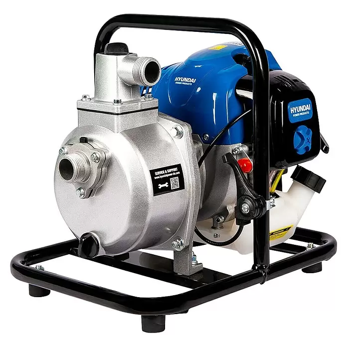 Hyundai Benzinwasserpumpe GWP25052 - 1,35 kW, Max. Fördermenge: 8.000 l/h - Tragbare Hyundai Wasserpumpe mit silbernem Pumpengehäuse, blauem Motorabdeckung und schwarzem Tragegestell.