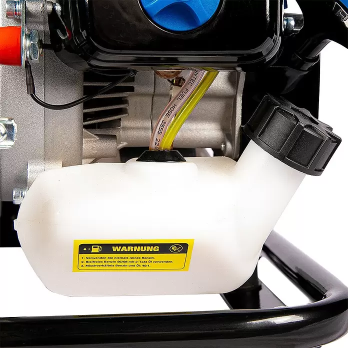 Hyundai Benzinwasserpumpe GWP25052 - 1,35 kW, Max. Fördermenge: 8.000 l/h - Weißer Kunststoff-Kraftstofftank mit schwarzem Deckel, über einen durchsichtigen Schlauch mit einem Motor verbunden. Ein Warnschild weist auf 2-Takt-Mischung hin.
