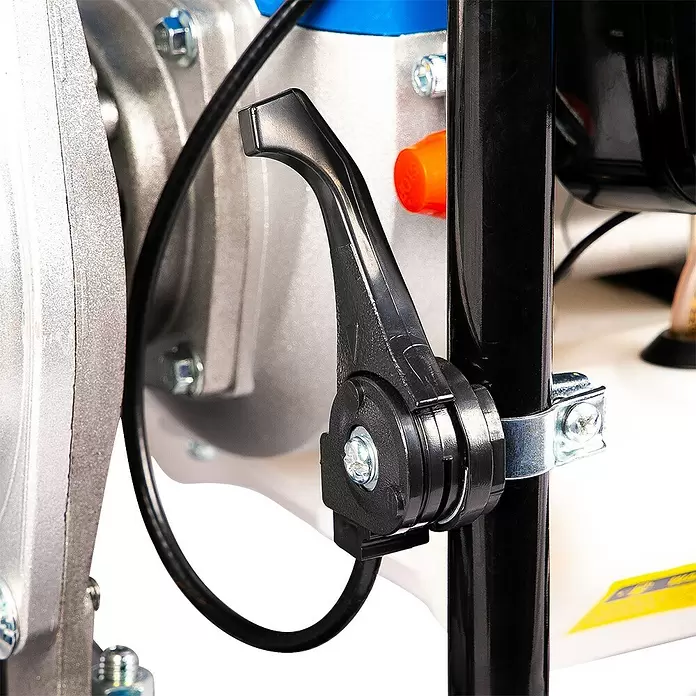 Hyundai Benzinwasserpumpe GWP25052 - 1,35 kW, Max. Fördermenge: 8.000 l/h - Schwarzer Kunststoff-Bedienhebel mit Kabel, sicher an einer schwarzen vertikalen Stützstange montiert.