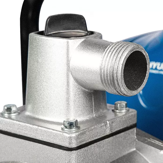 Hyundai Benzinwasserpumpe GWP25052 - 1,35 kW, Max. Fördermenge: 8.000 l/h - Nahaufnahme eines silbernen Metallpumpengehäuses mit Gewindeauslass, schwarzem Ventil und Befestigungsschrauben.