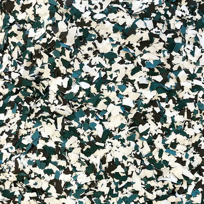 Fleur Elemento decorativo Flakes Terrazzo - Brazilian emerald, Otros - Primer plano de copos epoxi decorativos en blanco, verde y negro, ideales para pavimentos y revestimientos de paredes.