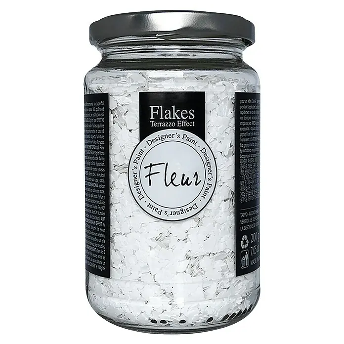 Fleur Elemento decorativo Flakes Terrazzo - Moonstone, Otros - Primer plano de un frasco de vidrio lleno de pintura de diseño Fleur Flakes Terrazzo Effect, ideal para proyectos creativos y acabados superficiales.