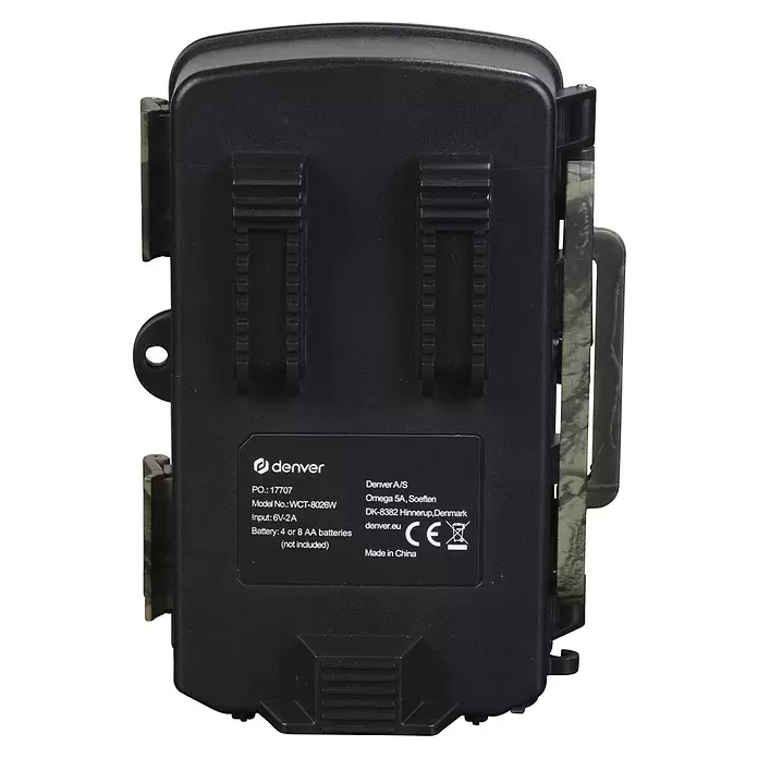 Denver Wildkamera WCT-8026W - Camouflage, IP65 - Schwarze Wildkamera aus Kunststoff, Rückansicht, mit Produktetiketten (Modell WCT-8026W, 6V-2A, Batterieinformationen).