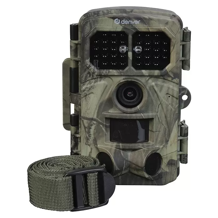 Denver Wildkamera WCT-8026W - Camouflage, IP65 - Robuste Tarnfarben-Wildkamera mit schwarzem Objektiv, LED-Array und einem gewickelten grünen Riemen.