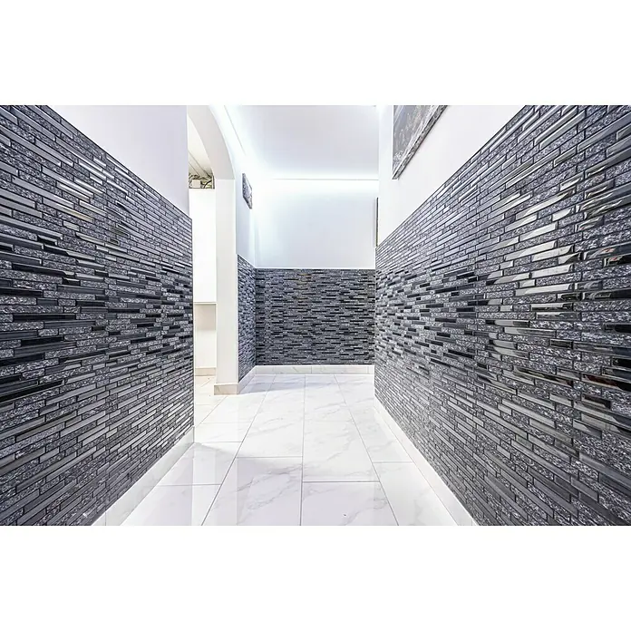 Mosaikfliese Crystal Mix XCM MV798 - 29,8 x 33,8 cm, Grau/Schwarz, Glänzend - Fluransicht mit auffälligen horizontalen Wandfliesen in Grau und Weiß, die ein modernes und stilvolles Ambiente schaffen.