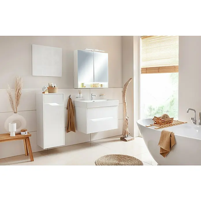 Camargue Curve Badmöbel-Set - Gesamtbreite Badmöbel: 80 cm, Weiß, Matt, DIN Anschlag: Links, Mit LED-Spiegelschrank - Elegantes Badezimmerdesign mit weißem Waschtisch, Spiegelschrank und freistehender Badewanne, akzentuiert durch natürliche Dekorelemente.