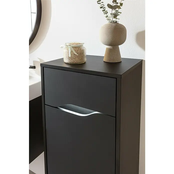 Camargue Curve Midischrank - B x T x H: 40,2 x 32,7 x 98,4 cm, Schwarz, DIN Anschlag: Rechts - Elegantes Bild eines schwarzen Schuhschranks mit stilvollem Griff, dekoriert mit einer Vase und einem Glas, perfekt für eine moderne Einrichtung.
