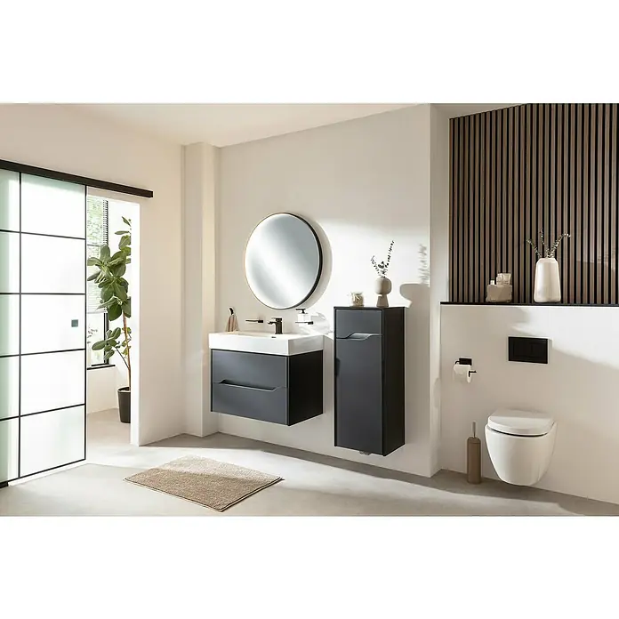 Camargue Curve Midischrank - B x T x H: 40,2 x 32,7 x 98,4 cm, Schwarz, DIN Anschlag: Rechts - Das Bild zeigt ein modernes Badezimmer mit einem stilvollen, schwarzen Waschtischunterschrank und einem runden Spiegel. Elegantes Design.
