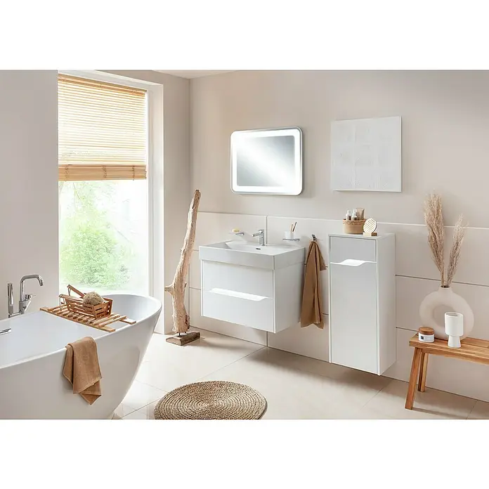 Camargue Curve Badmöbel-Set - Gesamtbreite Badmöbel: 80 cm, DIN Anschlag: Rechts, Weiß, Matt - Das Bild zeigt ein Badezimmer mit einem weißen Waschtisch mit Spiegel, einer Badewanne und Holzdetails für eine natürliche Atmosphäre.