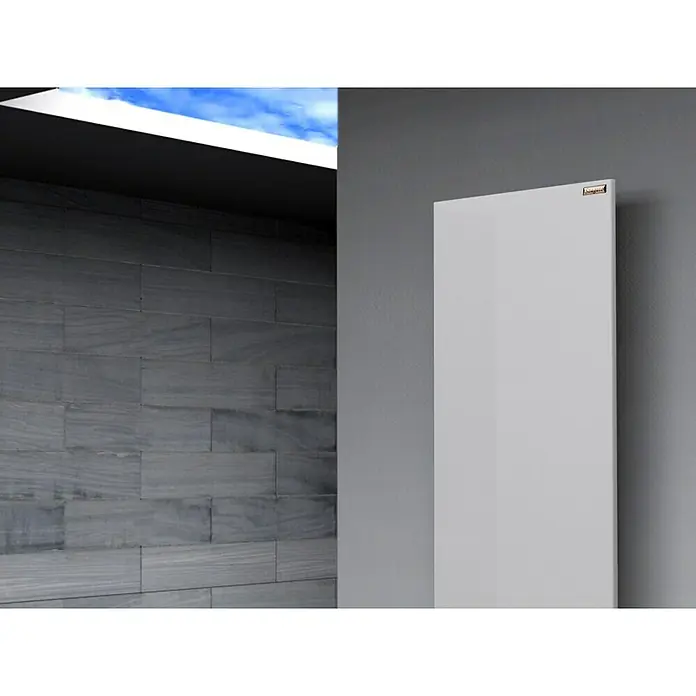 Szagato Designheizkörper Manhattan 2 - B x H: 470 x 1.200 mm, Wärmeleistung bei Vorlauftemperatur von 75 °C (D: 50): 799 W, Weiß, Ohne Handtuchhalter - Ein modernes, weißes Heizpaneel an einer grauen Wand, das Wärme und Stil in Ihr Zuhause bringt. Elegantes Design für ein behagliches Ambiente.