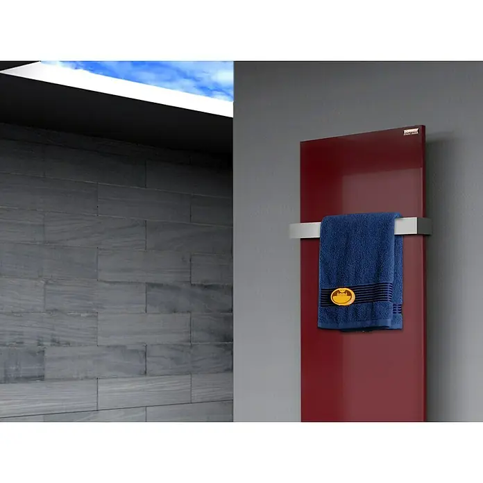 Szagato Designheizkörper Manhattan 2 - B x H: 470 x 1.200 mm, Wärmeleistung bei Vorlauftemperatur von 75 °C (D: 50): 799 W, Rot, Mit 1 Handtuchhalter (50 mm) - Ein eleganter, roter Handtuchwärmer mit einem blauen Handtuch, das mit einem goldenen Abzeichen verziert ist, an einer grauen Wand montiert.