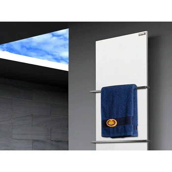 Szagato Designheizkörper Manhattan 3 - B x H: 470 x 1.800 mm, Wärmeleistung bei Vorlauftemperatur von 75 °C (D: 50): 1.118 W, Weiß, Mit 2 Handtuchhalter (15 mm) - Handtuchwärmer mit blauem Handtuch in modernem Badezimmer, das Design und Funktionalität vereint.