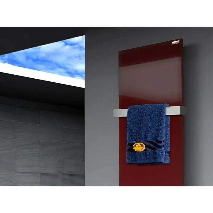 Szagato Designheizkörper Manhattan 3 - B x H: 470 x 1.800 mm, Wärmeleistung bei Vorlauftemperatur von 75 °C (D: 50): 1.118 W, Rot, Mit 1 Handtuchhalter (50 mm) - Ein roter Handtuchwärmer mit einem blauen Handtuch. Der Handtuchwärmer ist an einer grauen Wand montiert und das Handtuch hängt daran.