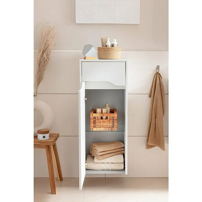 Camargue Curve Badmöbel-Set - Gesamtbreite Badmöbel: 80 cm, Weiß, Matt, DIN Anschlag: Links, Mit LED-Spiegelschrank - Ein weißer Badezimmerschrank mit einer Schublade und einer offenen Tür, in dem Körbe und Handtücher aufbewahrt werden.