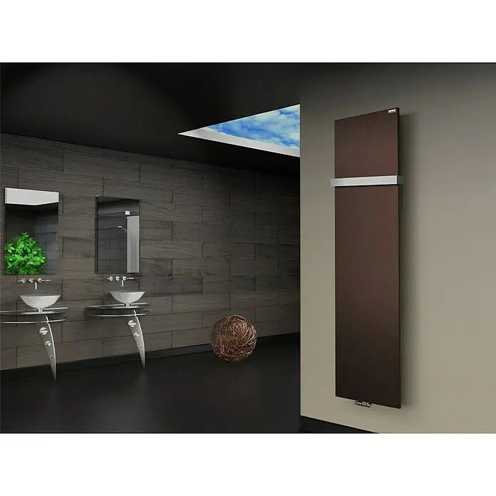 Szagato Designheizkörper Manhattan 3 - B x H: 470 x 1.800 mm, Wärmeleistung bei Vorlauftemperatur von 75 °C (D: 50): 1.118 W, Braun, Mit 1 Handtuchhalter (50 mm) - Modernes Badezimmer mit einem eleganten, braunen Heizkörper an der Wand.