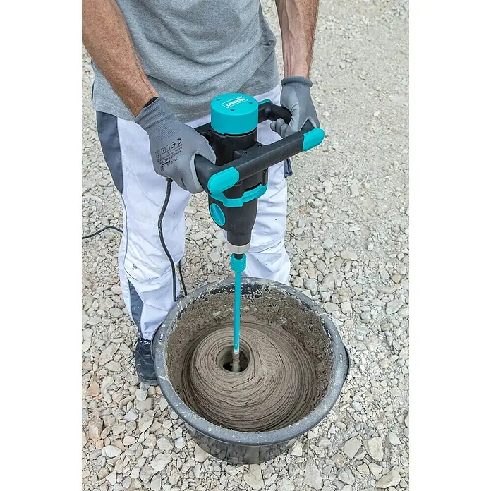 Collomix Mixbro Rührwerk M150 - Mischvolumen: 70 l, Gangzahl: 2 Stk. - Mörtel wird mit einem Mörtelrührer der Marke Mixbero in einem Eimer gemischt. Der Bediener trägt Handschuhe und eine Arbeitshose.