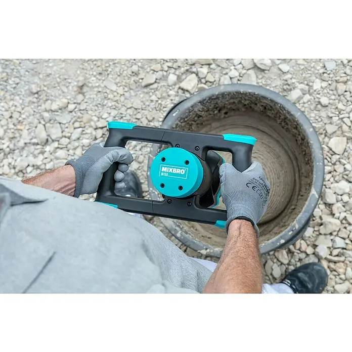 Collomix Mixbro Rührwerk M150 - Mischvolumen: 70 l, Gangzahl: 2 Stk. - Der MIXBRO M150 Mörtelrührer wird zum Mischen von Mörtel in einem Eimer verwendet, getragen von einem Arbeiter mit grauen Handschuhen und Arbeitskleidung.