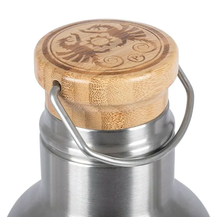 Petromax Thermoflasche - 1 l, Edelstahl, Ø x H: 11,2 x 25,1 cm - Detailaufnahme einer Edelstahlwasserflasche mit Bambusdeckel und eingraviertem Drachenmuster.
